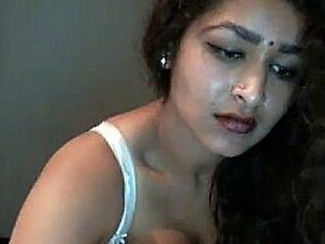 Desi Bhabi Plays connected with you meagre around Webcam - Maya